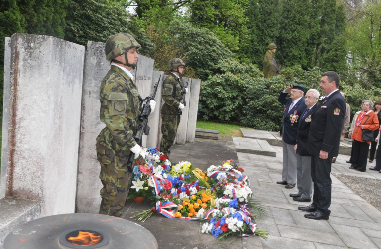 Čs. obec legionářská - zprava František Gábor, Josef Bujňák a Vasil Olah.